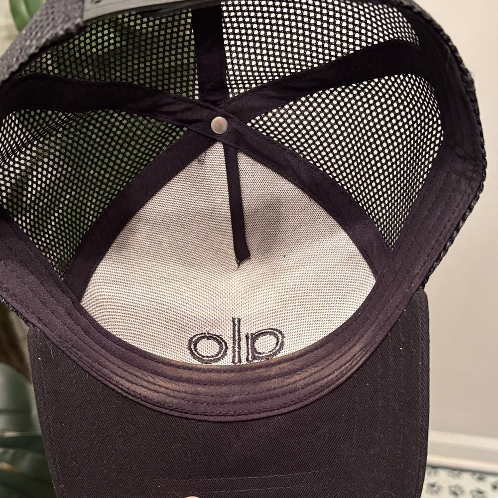 ALO Yoga Black Trucker Hat - Picture 5 of 5